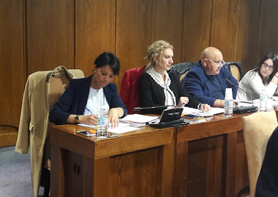 Las concejalas de Ciudadanos, Rosa Luna y Ruth Santín, en el Pleno ordinario de Ponferrada (León) el 28 de abril de 2017