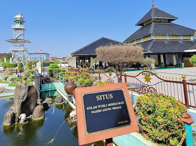 kolam masjid agung demak