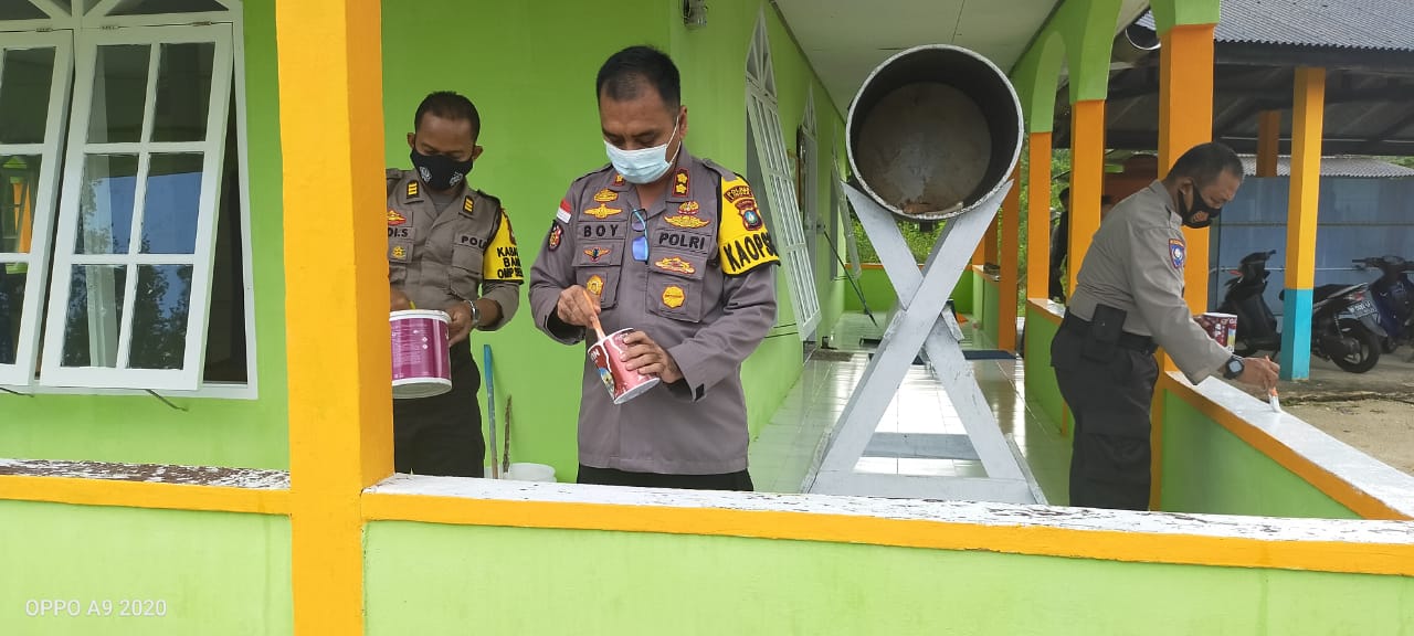 Camat Singkep Barat Bersama Kapolres Lingga Mengecat Masjid Darussalam Kelurahan Raya