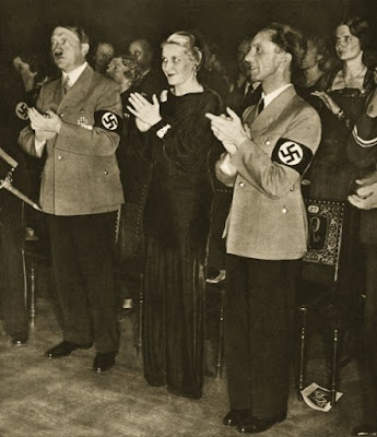 Magda y Joseph Goebbels con Adolf Hitler en un acto del partido nazi