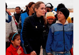  إنجلينا جولي تزور اللاجئين السوريين في الأردن