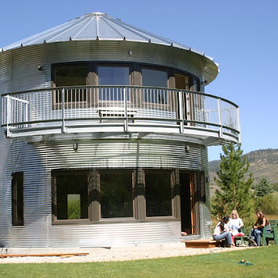 Balcón de casa redonda