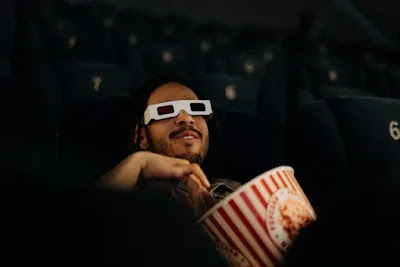 Penonton dengan Kaca Mata 3D di Bioskop