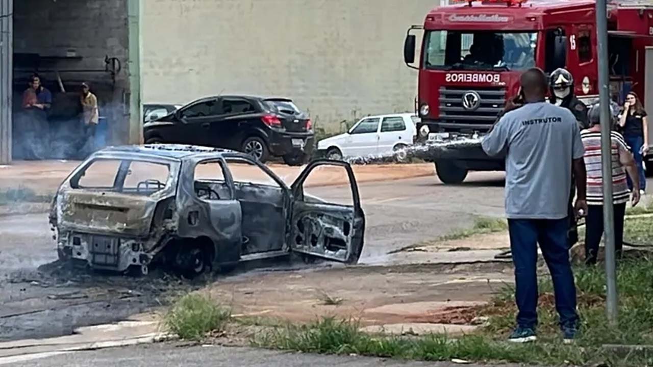 Carro de autoescola pega fogo durante aula em Sorocaba