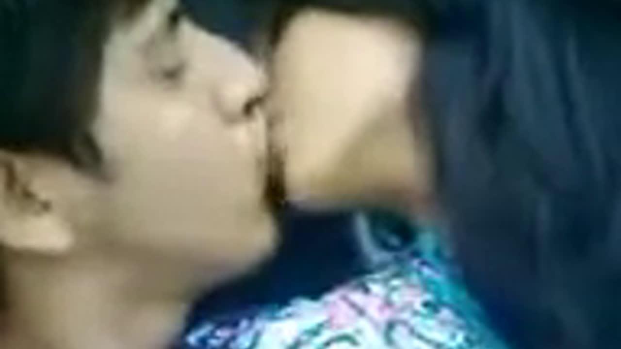 Desi Lovers Hot Kissing