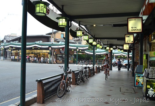 Gloria Ishizaka -andando por Kyoto - 1
