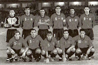 Selección de ESPAÑA - Temporada 1998-99 - Cañizares, Nadal, Luis Enrique, Fernando Hierro, Alcorta y Morientes; Michel Salgado, Sergi, Alfonso, Etxeberría y Raúl - CHIPRE 3 (Engomitis, Gogic y Spolgaric), ESPAÑA 2 (Raúl y Morientes) - 05/09/1998 - Eurocopa de Bélgica y Holanda 2000, fase de clasificación - Larnaca (Chipre), estadio Antonis Papadopoulos - Alineación: Cañizares; Michel Salgado, Alcorta, Nadal (Amor, 65'), Sergi; Fernando Hierro; Joseba Etxeberría (Ezquerro, 60'), Alfonso (Kiko, 39'), Raúl, Luis Enrique; y Morientes