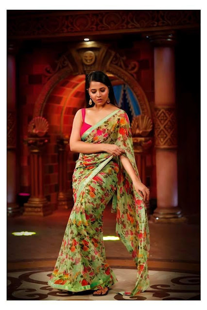 Anasuya looking ravishing in a traditional saree