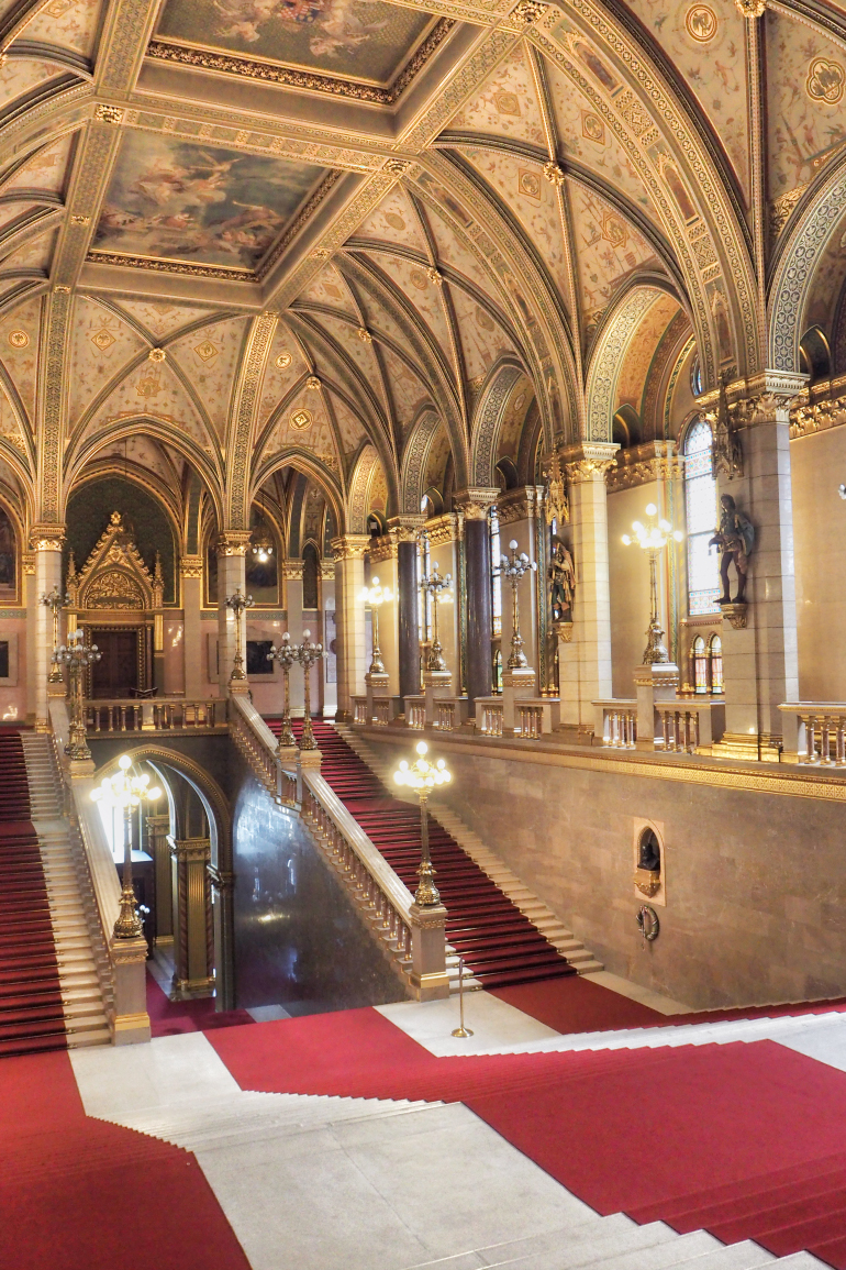 Grand escalier dans le parlement de Hongrie