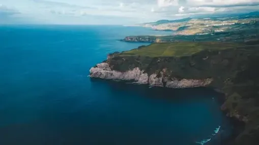Die Azoren sind ein Archipel, das aus neun vulkanischen Inseln mitten im Atlantik besteht