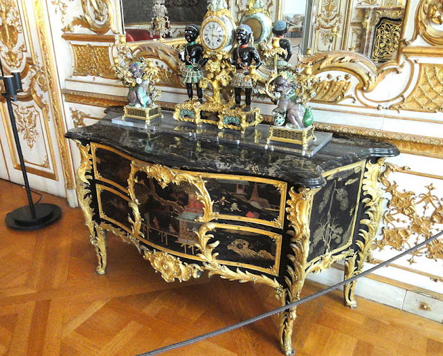 Commode by Bernard II van Risamburgh, 1730-1733