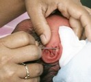 Hukum Menindik telinga bagi anak perempuan