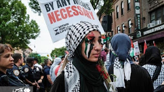 L'ANNIVERSAIRE DU NAKBA DAY EST SOUVENU AUX ÉTATS-UNIS.  Un groupe d'activistes et de partisans des droits de l'homme s'est réuni à New York pour commémorer l'anniversaire de la Journée de la Nakba. Les manifestants ont montré leur soutien à la nation palestinienne et ont condamné les récentes attaques du régime sioniste contre les Palestiniens à Jérusalem et en Cisjordanie, ainsi que les profanations à la mosquée Al-Aqsa. / Photo  Russia Today