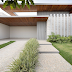 Fachada de casa térrea minimalista cinza e branca com madeira, tijolos e pergolado!