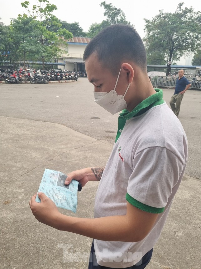Người Hà Nội vẫn khốn khổ chờ đăng kiểm xe - Ảnh 2.