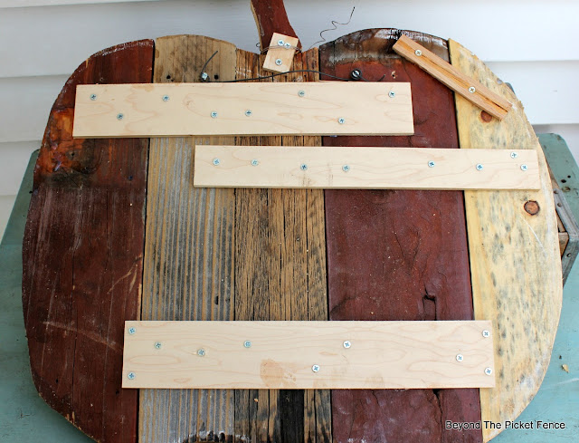 salvaged wood, scraps. fall decor, wood pumpkin, DIY, http://goo.gl/yz4Uln