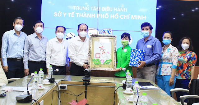 Đồng chí Thái Thị Hồng Nga, UVBTV Quận ủy, Phó Chủ tịch UBND quận thăm Sở Y tế TP.HCM. (Ảnh HM)