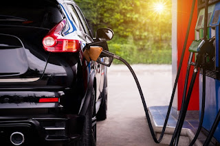 El consumo de combustibles de automoción en febrero tocó su máximo en este mes en una década 