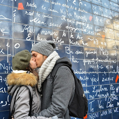 tendre baiser devant le mur des je t'aime