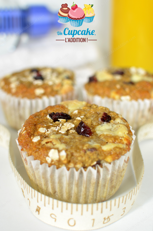 Muffins Santé sans Farine, sans Sucre et sans Matières Grasses : les flocons d'avoine remplacent la farine blanche, la purée de fruit les matières grasses et le miel le sucre raffiné dans cette recette de Muffins sains et (pourtant) délicieux.