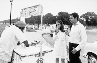 Rajiv Gandhi and Sonia with icecreams