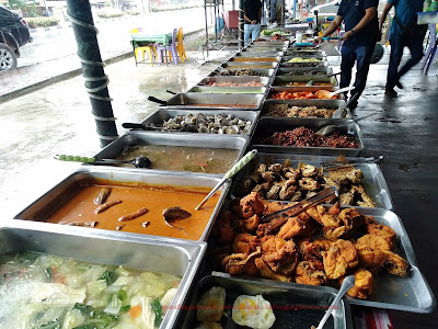 pelbagai pilihan lauk-pauk dan masakan di Kak Tie Nasi Campur