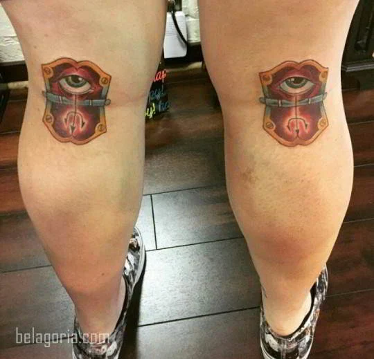 Vemos las piernas de una jovencita con tatuaje detrás de las rodillas