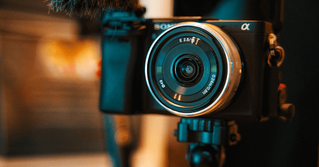 this is a picture of a Sony A6500 one of the best DSLR cameras for beginners in 2023