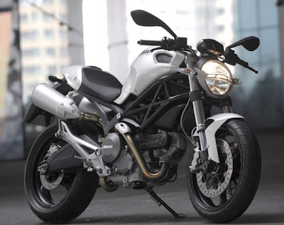 DUCATI MONSTER 696 HIGHLIGHTS. Body style : Sports Naked Bike