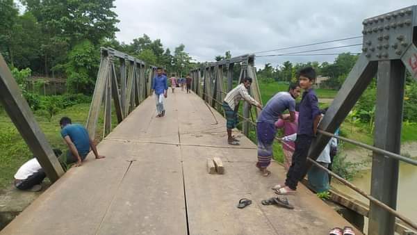 কুলাউড়ায় দফায় দফায় ভেঙে পড়ছে বেইলি সেতু