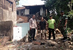 Babinsa Cilongok Sigap Terhadap Rumah Warga Yang Tertimpa Pohon