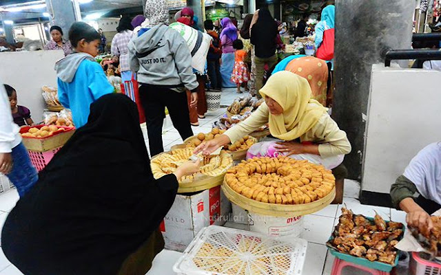 Penjual dan pembeli melakukan transaksi