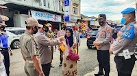 Polres Tanggamus Bersama Timgab Operasi Yustisi dan Bagikan Masker di Pasar Kota Agung