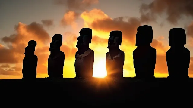 Los habitantes originales de la Isla de Pascua pudieron haber inventado la escritura rongorongo de forma independiente, sin influencias externas. Esto implicaría que desarrollaron un sistema de escritura único en completo aislamiento, lo cual sería un logro extraordinario en la historia de la humanidad.