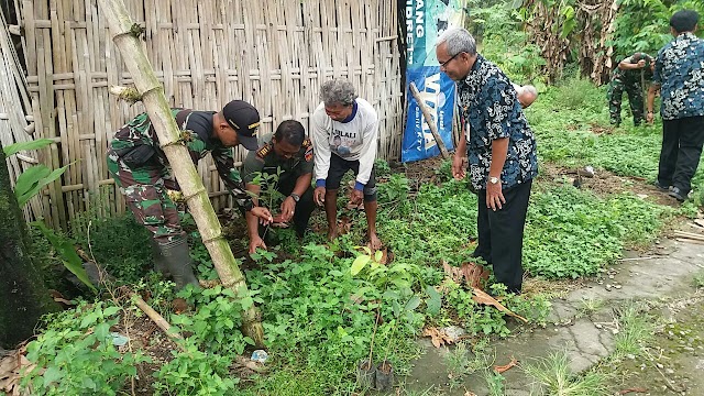 KORAMIL 10 MOJOLABAN LAKSANAKAN PENGHIJAUAN BERSAMA WARGA