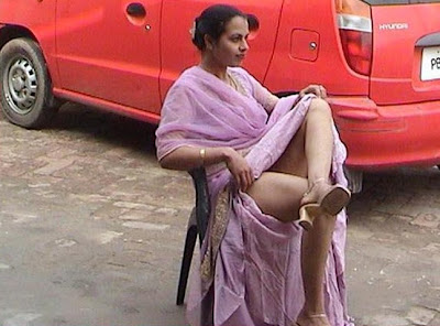 Aunty lifting saree