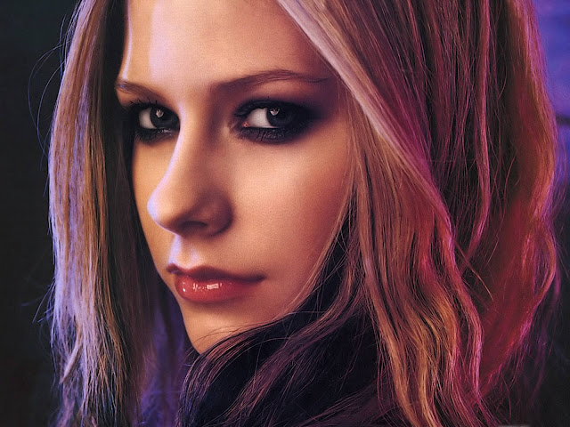 Hot Pictures of Avril Lavigne