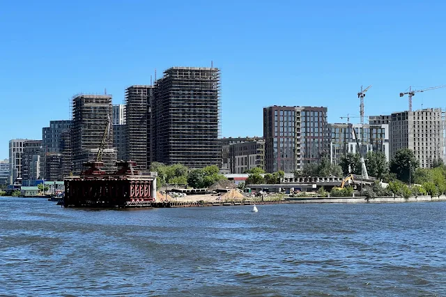 Москва-река, затон Новинки, бывшая территория ЗИЛ, строящийся автомобильный мост, строящийся жилой комплекс «Now Квартал на набережной», строящийся жилой комплекс Nagatino i-Land