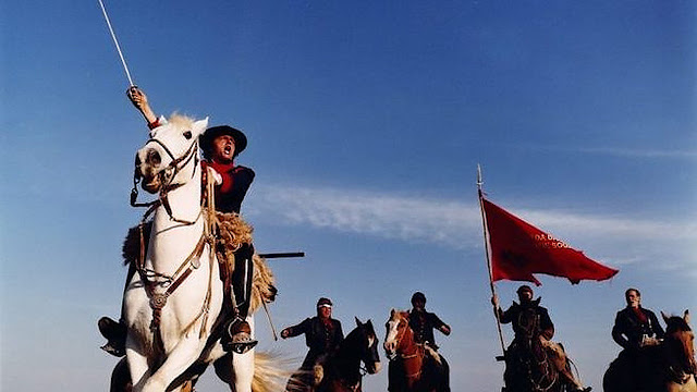 Cavaleiros gaúcho com a bandeira do Estado do Rio Grande do Sul.