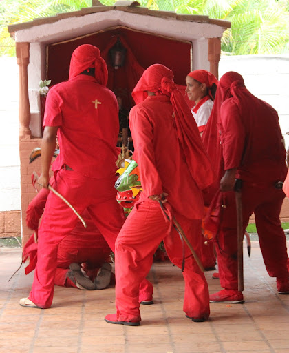 Danza de Diablos de Yare frente al altar en el día de Corpus Christi en San Francisco de Yare, Municipio Bolivar, Miranda Venezuela