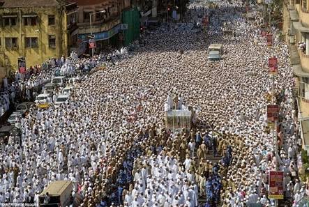 Tepat pada perayaan Hari Raya Iduladha, kabar duka kembali datang dari Tanah Suci. Setelah musibah jatuhnya crane di Mekah, hari ini, ratusan jemaah meninggal dunia karena terinjak dan kurang oksigen di Mina.   Hingga pukul 23.51 WIB, tercatat sebanyak 719 jiwa meninggal dunia dan 850 luka-luka dalam peristiwa yang terjadi pukul 07.00 waktu setempat atau saat jemaah akan melakukan ibadah lempar jumrah.  Kejadian itu terjadi di antara tenda-tenda di kota yang terletak 5 kilometer dari Mekah.  Juru Bicara Kementerian Luar Negeri Arrmanatha Nasir mengungkapkan kejadian tersebut berawal dari berhentinya sekelompok jamaah secara tiba-tiba.  "Kejadian terjadi di jalan menuju tempat lontar jumrah di antara tenda-tenda di Mina. Awal kejadian karena ada sekelompok jamaah yang tiba-tiba berhenti, sehingga terjadi penumpukan dan desak-desakan," ungkap Arrmanatha melalui pesan singkat seperti dilansir Liputan6.com, Kamis (24/9/2017).  Sementara itu, jemaah yang berada di belakangnya, terus merangsak maju. Akibatnya, sebagian jemaah berjatuhan dan terinjak.   "Insiden terjadi pukul 11.00 WIB akibat saling dorong jemaah di area tenda Mina saat menuju ke lokasi jumrah aqobah," sebut Direktur Perlindungan WNI dan BHI Kemlu, Lalu Muhamad Iqbal.  Seperti dikutip dari The Guardian, insiden terjadi saat dua kelompok besar peziarah bertemu di persimpangan besar. Desakan dan saling dorong tak terelakkan.  Pemerintah Arab Saudi langsung bergerak cepat ke tempat insiden. Sebanyak 220 ambulans dan 4 ribu pekerja SAR dikerahkan ke tempat kejadian. Hal ini dilakukan demi memperlancar proses evakuasi.