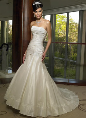 Sleeveless wedding dress: modern design gowns