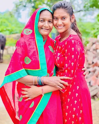 शिवानी कुमारी तस्वीरे Shivani Kumari With her Aunt