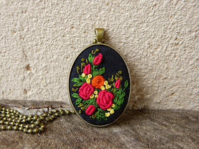 haft rococo, embroidered pendant, haftowane róże, haftowany naszyjnik, naszyjnik z haftem, embroidered jewerly, naszyjnik vintage, medalion z haftem, handmade jewerly, embroidered necklace, vintage jewerly, biżuteria retro, haft na lnie