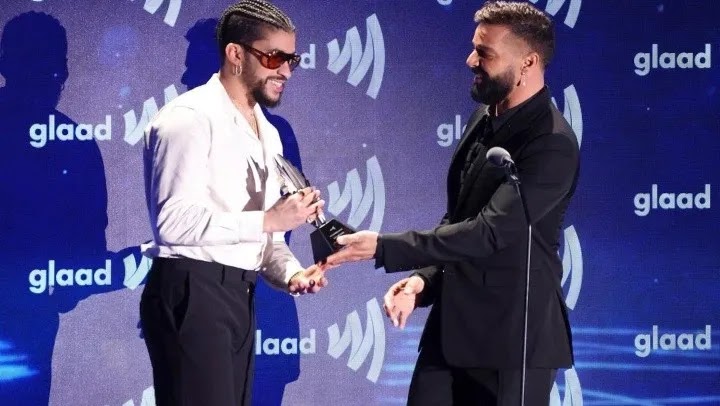  Bad Bunny recibe premio GLAAD de manos de Ricky Martin