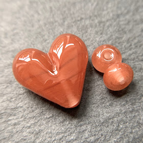 Handmade lampwork glass heart bead by Laura Sparling made with CiM Fruit Punch