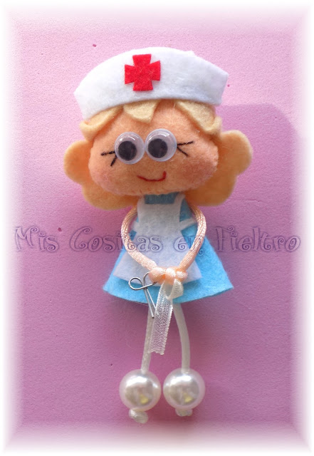 broche de fieltro, muñeca de fieltro, felt pin, felt art, Pequechiña, pequechiñas, niña fieltro, broche en fieltro, enfermera, broche enfermera, enfermera de fieltro, enfermera en fieltro, profesiones