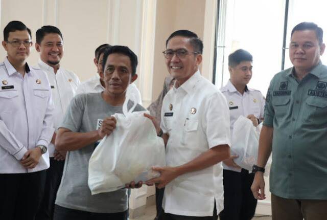 PJ Walikota Palembang H. Ratu Dewa Bagikan Sembako di Kecamatan Sako