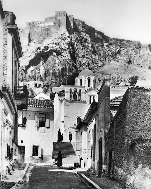 Ανηφορικό χωματόστρωτο σοκάκι (οδός Διοσκούρων) στην Πλάκα. Λήψη της Nelly's, 1925-1929.