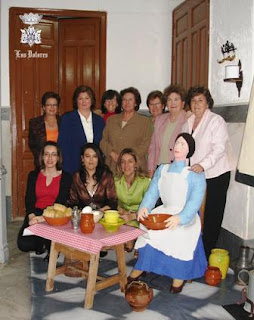 grupo de hermanas junto a Filomena antes de quemarla